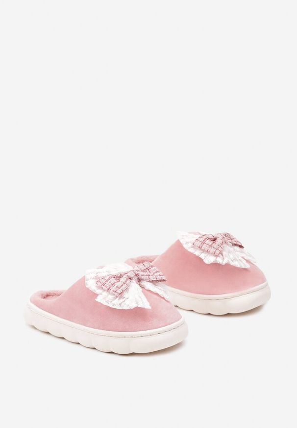 Born2be - Różowe Kapcie Vices na Tłoczonej Podeszwie Zdobione Podwójną Kokardą Martinnia. Okazja: na co dzień. Kolor: różowy. Materiał: jeans. Wzór: aplikacja. Obcas: na obcasie. Styl: klasyczny, casual. Wysokość obcasa: niski
