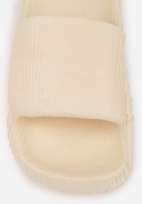 Born2be - Białe Piankowe Klapki na Grubej Podeszwie Aplia. Okazja: na co dzień. Kolor: biały. Styl: wakacyjny, casual #5