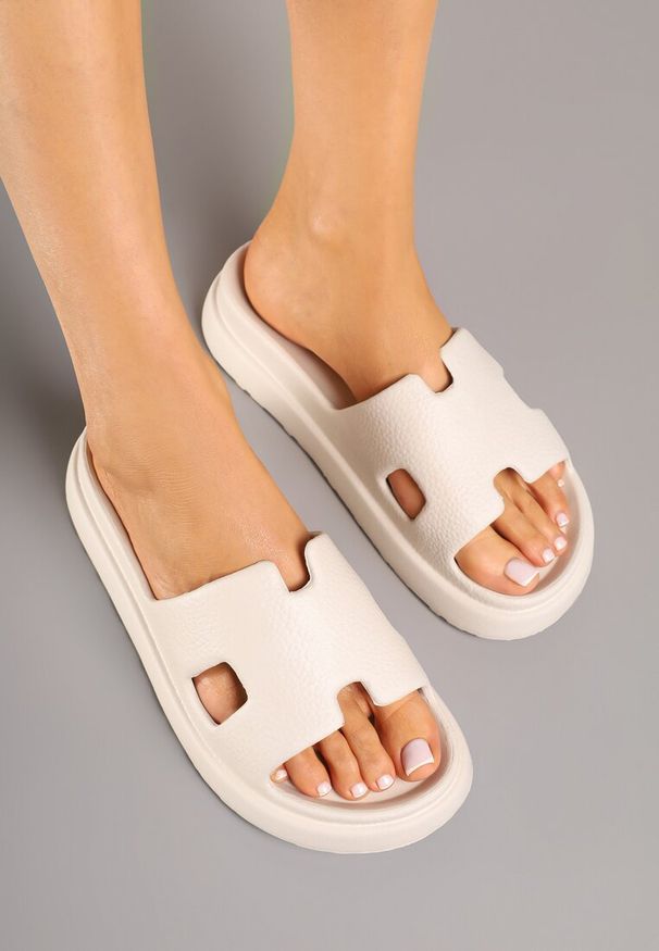 Renee - Beżowe Klapki z Geometryczną Cholewką Iffanire. Kolor: beżowy. Materiał: jeans. Wzór: geometria. Sezon: lato. Obcas: na obcasie. Wysokość obcasa: niski