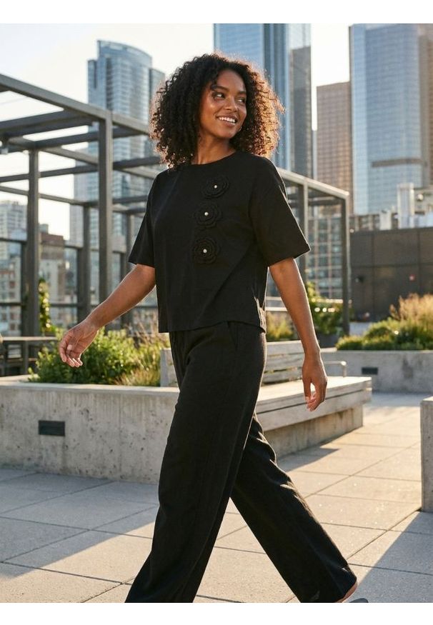 Sinsay - Bawełniana koszulka z aplikacją 3D - czarny. Kolor: czarny. Materiał: bawełna. Wzór: aplikacja