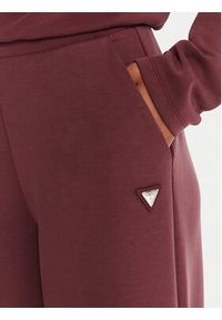 Guess Spodnie dresowe V4YB07 KCAY2 Bordowy Relaxed Fit. Kolor: czerwony. Materiał: syntetyk #2