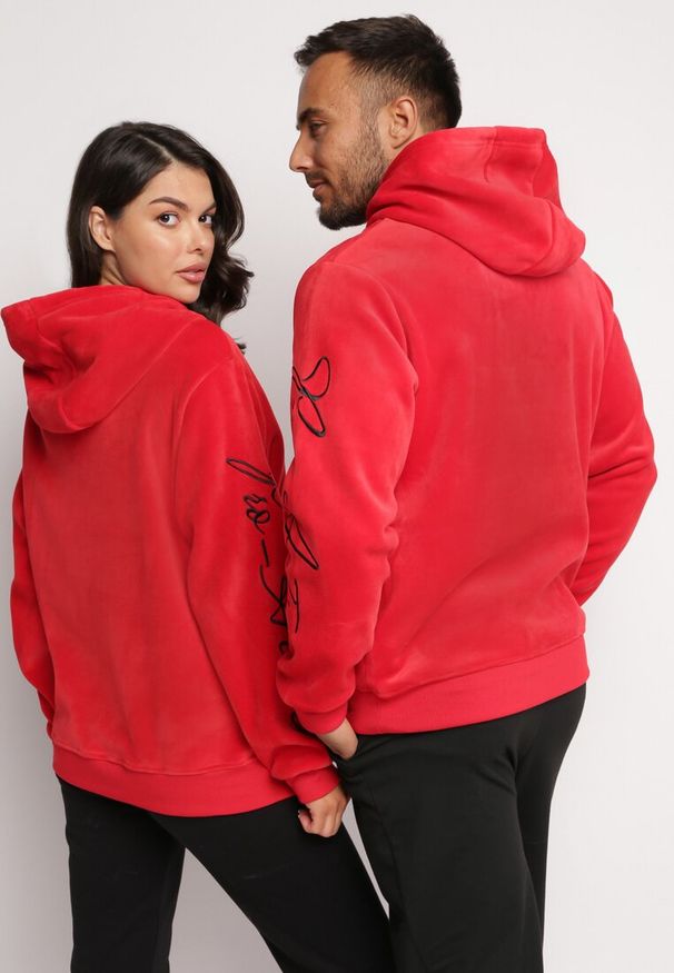 Born2be - Czerwona Bluza z Polarowym Wykończeniem z Haftem na Rękawach Marianesa. Kolor: czerwony. Materiał: polar. Wzór: haft