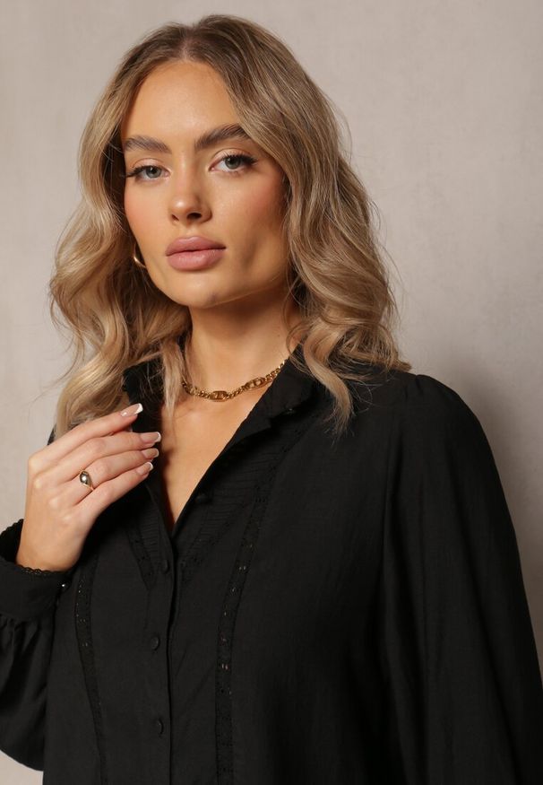 Renee - Czarna Koszula ze Stójką i Ażurowymi Wstawkami Inarel. Typ kołnierza: kołnierzyk stójkowy. Kolor: czarny. Materiał: tkanina. Wzór: ażurowy