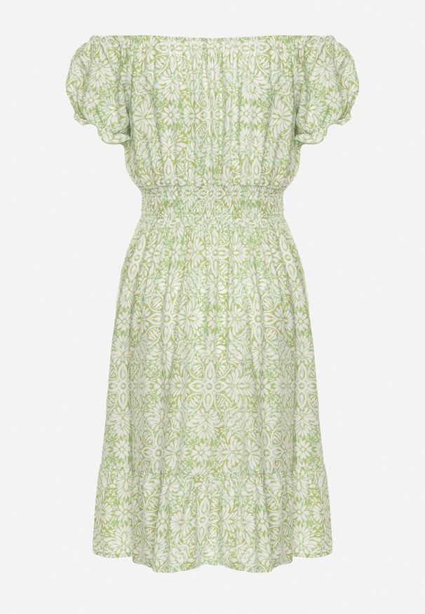 Born2be - Jasnozielona Wiskozowa Sukienka Hiszpanka z Gumką w Talii z Materiałowym Paskiem i Falbanką Tiamanthea. Okazja: na co dzień. Typ kołnierza: dekolt hiszpanka. Kolor: zielony. Materiał: wiskoza, materiał. Typ sukienki: proste. Styl: casual