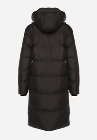 Born2be - Czarna Długa Kurtka Pikowana z Kapturem Genama. Okazja: na spacer, na co dzień. Typ kołnierza: kaptur. Kolor: czarny. Materiał: dzianina, jeans, poliester. Długość: długie. Styl: casual, klasyczny #4