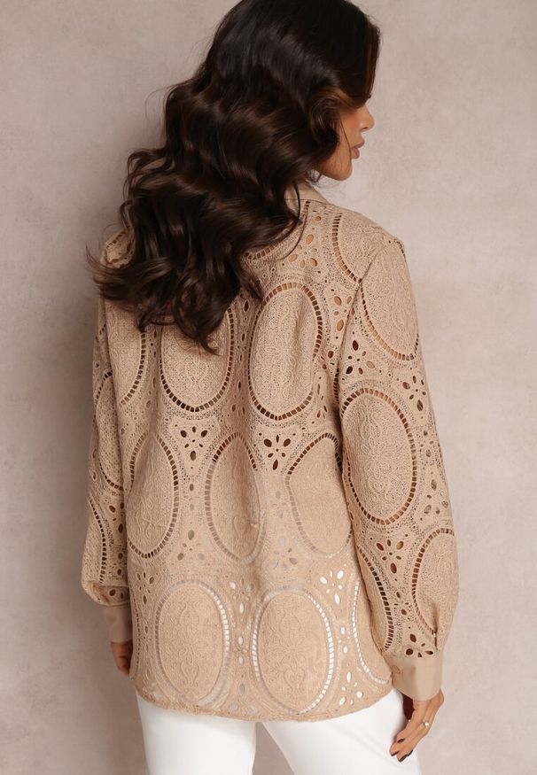 Renee - Beżowa Koszula Koronkowa Cleree. Kolor: beżowy. Materiał: koronka. Długość rękawa: długi rękaw. Długość: długie. Wzór: ażurowy, aplikacja. Styl: klasyczny