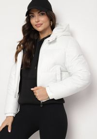 Born2be - Biała Kurtka Pikowana o Krótkim Fasonie z Kapturem Tinthella. Okazja: na co dzień, na spacer. Typ kołnierza: kaptur. Kolor: biały. Materiał: jeans. Długość: krótkie. Wzór: aplikacja. Styl: casual, elegancki #6