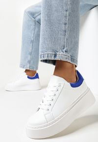 Born2be - Biało-Niebieskie Sneakersy na Platformie z Kolorową Wstawką z Tyłu Maridora. Kolor: biały. Wzór: kolorowy. Obcas: na platformie