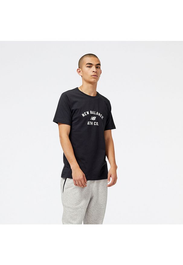 Koszulka męska New Balance MT31907BK – czarna. Kolor: czarny. Materiał: materiał, bawełna, poliester. Wzór: napisy