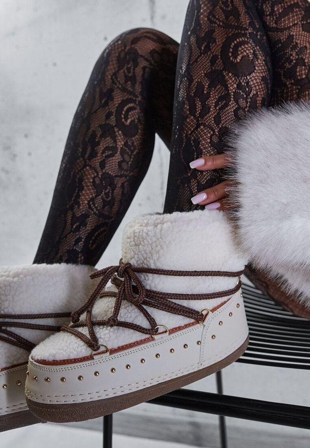 Renee - Beżowe Śniegowce z Ozdobnym Sznurowaniem Ćwiekami i Futerkiem Covesa. Kolor: beżowy. Materiał: futro