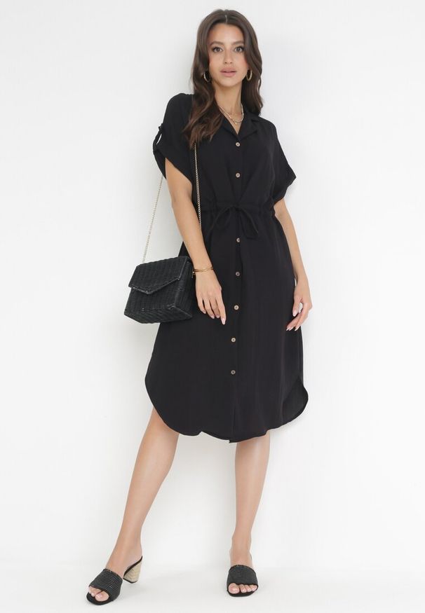 Born2be - Czarna Koszulowa Sukienka Midi z Wiskozy na Guziki z Troczkiem i Wycięciami Alicana. Typ kołnierza: kołnierzyk klasyczny. Kolor: czarny. Materiał: wiskoza. Typ sukienki: koszulowe. Styl: klasyczny. Długość: midi