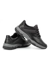 Olivier Buty Męskie skórzane casual 842MA czarne. Okazja: na co dzień. Zapięcie: pasek. Kolor: czarny. Materiał: skóra. Wzór: paski. Sezon: lato, jesień, wiosna. Styl: casual #9
