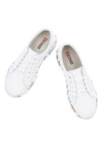 Białe Sneakersy Artiker Modne Obuwie Damskie Z Kolorową Podeszwą. Okazja: na co dzień. Kolor: biały. Materiał: materiał. Szerokość cholewki: normalna. Wzór: kolorowy #7