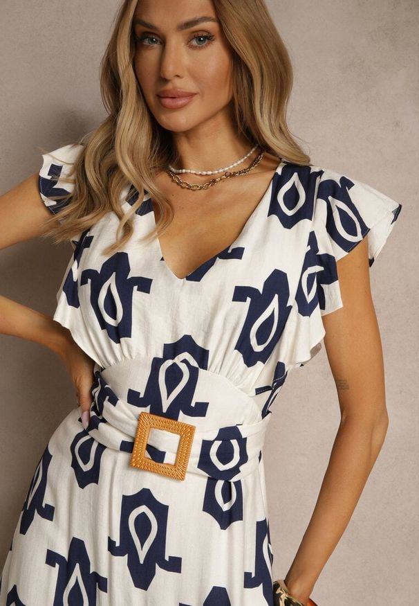 Renee - Biało-Granatowa Wiskozowa Sukienka w Geometryczny Wzór z Paskiem z Klamrą Viriala. Okazja: na co dzień. Typ kołnierza: dekolt w kształcie V. Kolor: niebieski. Materiał: wiskoza. Wzór: geometria. Styl: elegancki, casual