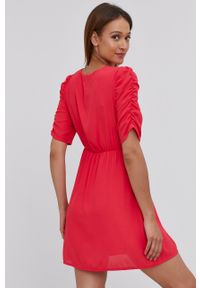 Answear Lab - Sukienka. Kolor: czerwony. Materiał: tkanina. Długość rękawa: krótki rękaw. Wzór: gładki. Typ sukienki: rozkloszowane. Styl: wakacyjny #4