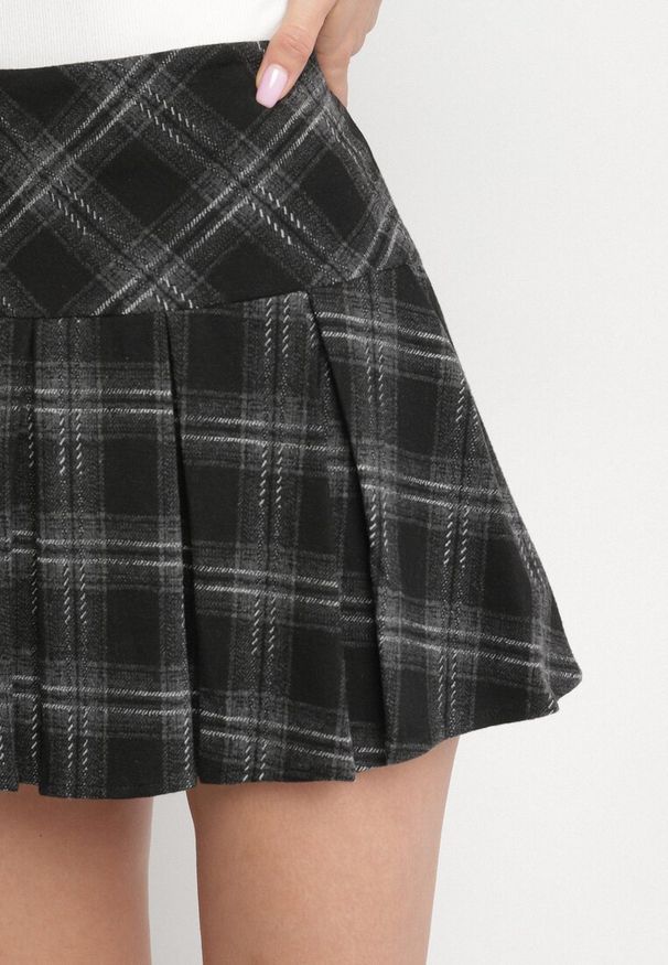 Born2be - Czarne Rozkloszowane Spódnico-Spodenki z Wiskozą Ozdobiona Kratką Temilitha. Okazja: na co dzień. Kolor: czarny. Materiał: wiskoza. Wzór: aplikacja, kratka. Styl: casual, elegancki, klasyczny