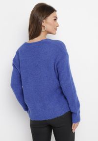 Born2be - Niebieski Klasyczny Sweter z Trójkątnym Dekoltem i Ściągaczami Nurela. Kolor: niebieski. Długość rękawa: długi rękaw. Długość: długie. Styl: klasyczny #4