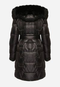Born2be - Czarna Pikowana Kurtka o Długim Kroju Ozdobiona Paskiem i Odpinanym Futerkiem Milirra. Okazja: na spacer. Kolor: czarny. Materiał: futro. Długość: długie. Wzór: aplikacja. Styl: wizytowy, elegancki #6