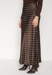 Born2be - Brązowa Wiskozowa Spódnica Satynowa w Kropki o Rozkloszowanym Kroju Fedrana. Okazja: na co dzień. Kolor: brązowy. Materiał: satyna, wiskoza. Wzór: kropki. Styl: klasyczny, casual, elegancki #6