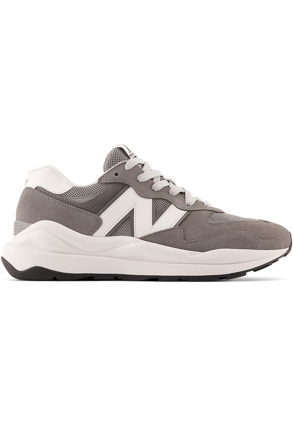 Buty męskie New Balance M5740VPB – szare. Okazja: na co dzień. Kolor: szary. Materiał: materiał, syntetyk, skóra, guma. Szerokość cholewki: normalna. Sezon: wiosna, jesień