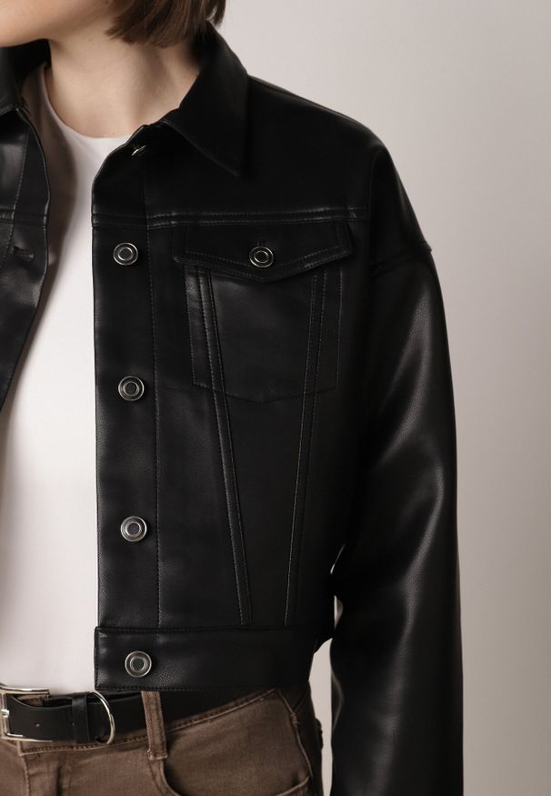 Born2be - Czarna Kurtka Ramoneska o Krótkim Koszulowym Kroju Savalorne. Okazja: na co dzień. Kolor: czarny. Materiał: poliester, satyna, skóra, jeans. Długość: krótkie. Styl: casual, elegancki, klasyczny