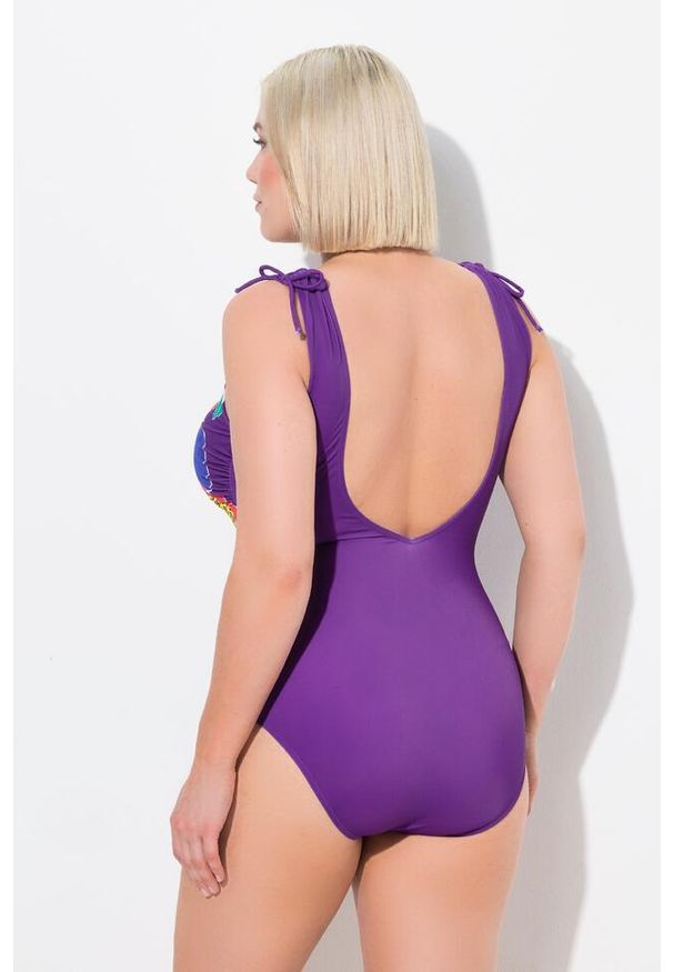 ULLA POPKEN - Damski Strój kąpielowy owoce miękkie miseczki marszczona taśma z recyklingu. Kolekcja: plus size. Kolor: fioletowy. Materiał: poliester, elastan, poliamid, materiał