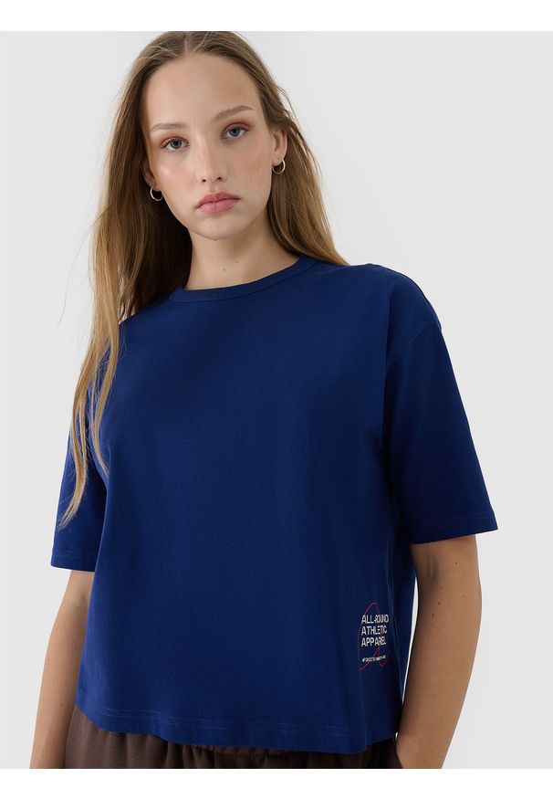 4f - 4F T-shirt oversize z nadrukiem damski - granatowy S. Okazja: na co dzień. Kolor: niebieski. Materiał: dzianina, jersey, bawełna. Długość rękawa: krótki rękaw. Długość: krótkie. Wzór: nadruk. Styl: casual, klasyczny, sportowy