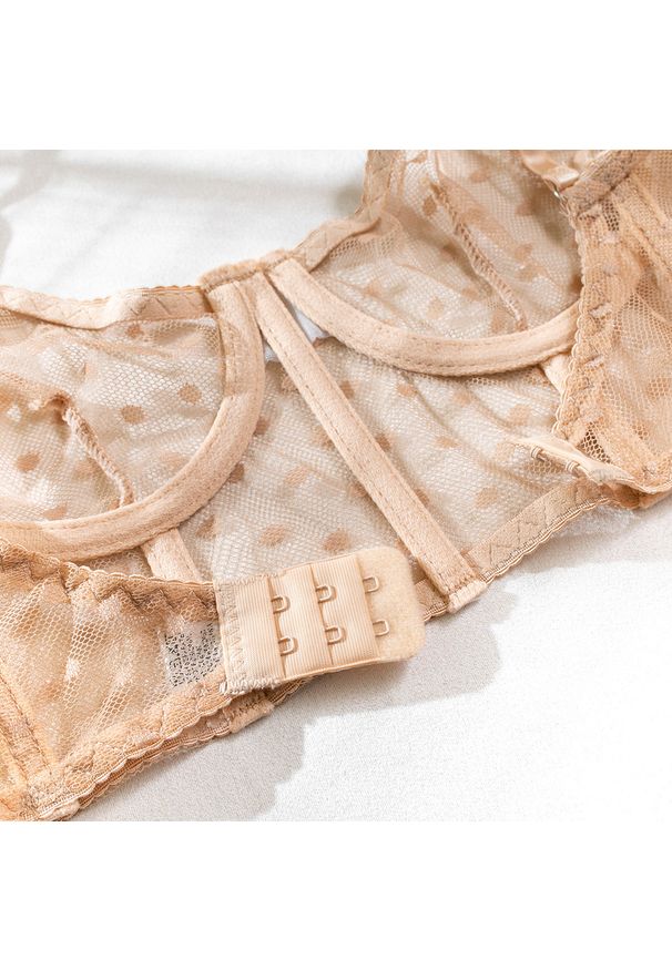 Intica - Komplet bielizny z siateczki z biustonoszem i stringami na romantyczne wieczory Zonda. Kolor: różowy. Materiał: materiał