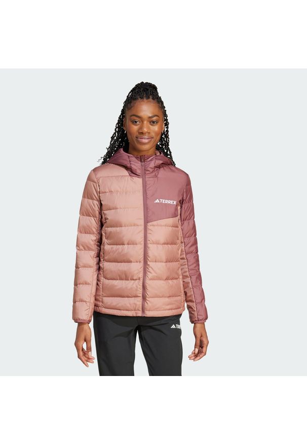 Adidas - Kurtka Terrex Multi Light Down Hooded. Typ kołnierza: kaptur. Kolor: czerwony, brązowy, różowy, wielokolorowy. Materiał: materiał, puch. Sport: turystyka piesza
