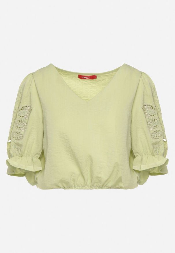 Born2be - Jasnozielona Bluzka z Krótkim Rękawem ze Zdobieniem i Dekoltem w Serek Tiamazie. Okazja: na co dzień. Typ kołnierza: dekolt w serek. Kolor: zielony. Długość rękawa: krótki rękaw. Długość: krótkie. Wzór: aplikacja. Styl: casual