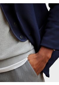 Ombre Clothing - Męska marynarka z podpinką z kapturem i wysokim kołnierzem – granatowa V3. Typ kołnierza: kaptur. Kolor: niebieski. Materiał: dzianina, poliester, materiał, syntetyk, elastan. Wzór: aplikacja, ze splotem. Styl: elegancki