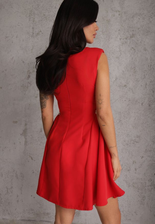 Renee - Czerwona Rozkloszowana Sukienka Bez Rękawów z Odpinanymi Aplikacjami w Pasie Maridina. Kolor: czerwony. Materiał: tkanina. Długość rękawa: bez rękawów. Wzór: aplikacja. Sezon: lato. Typ sukienki: trapezowe. Styl: klasyczny, elegancki