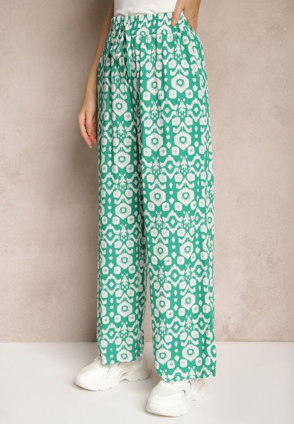 Renee - Zielone Wzorzyste Spodnie z Szerokimi Nogawkami i Gumką w Pasie z Wiskozy Zixia. Okazja: na co dzień. Kolor: zielony. Materiał: wiskoza. Styl: casual, boho