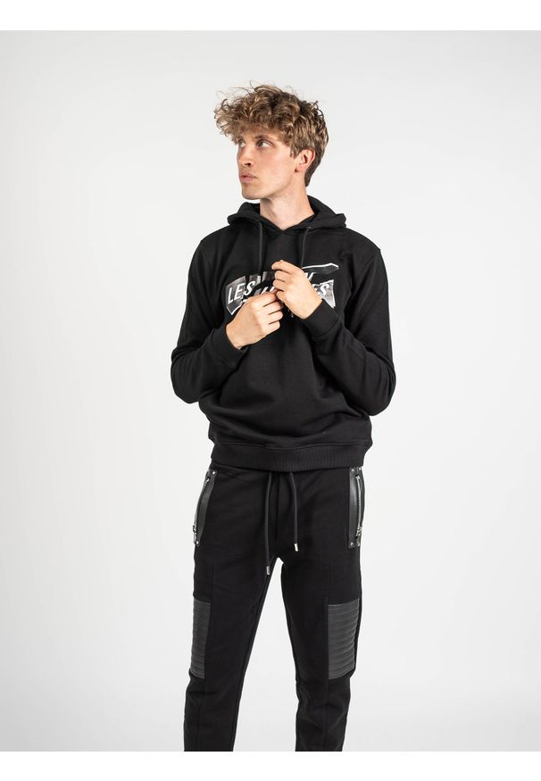 Les Hommes Bluza | LLH451-758P | Hooded Sweater | Mężczyzna | Czarny. Okazja: na co dzień. Typ kołnierza: kaptur. Kolor: czarny. Materiał: bawełna. Wzór: nadruk. Styl: casual