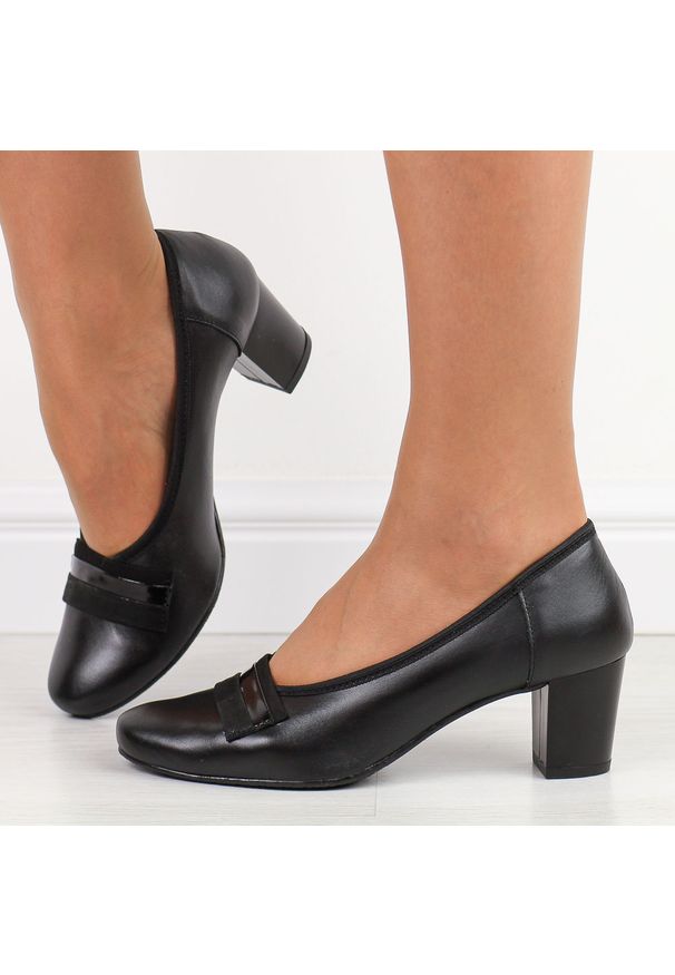 Czarne skórzane Polskie czółenka damskie na słupku Gregors 937. Okazja: na co dzień. Kolor: czarny. Materiał: skóra. Szerokość cholewki: normalna. Obcas: na słupku. Styl: casual, elegancki, klasyczny. Wysokość obcasa: niski