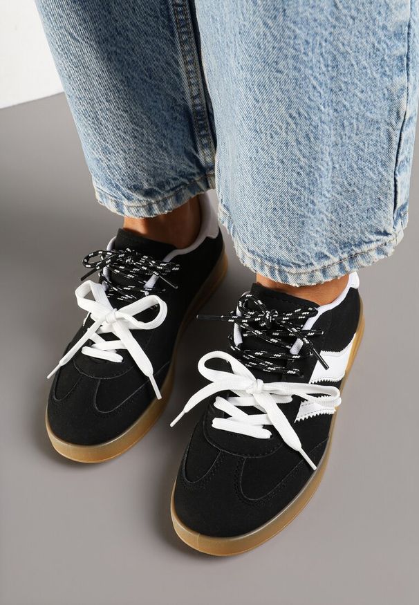 Renee - Czarno-Białe Sneakersy w Stylu Klasycznych Tenisówek z Ekozamszu Lorlevia. Okazja: na co dzień. Kolor: czarny. Materiał: jeans. Wzór: aplikacja