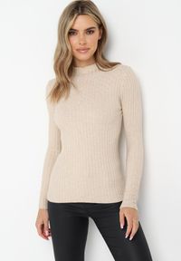 Born2be - Beżowy Dopasowany Sweter Golf z Ozdobnymi Guzikami Oppanla. Typ kołnierza: golf. Kolor: beżowy. Materiał: tkanina, dzianina. Długość rękawa: długi rękaw. Długość: długie. Wzór: aplikacja