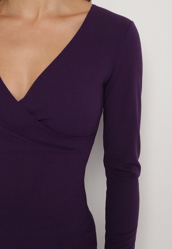 Born2be - Fioletowa Sukienka o Dopasowanym Kroju z Kopertowym Dekoltem Ermellia. Okazja: na ślub cywilny, na wesele, na randkę. Typ kołnierza: dekolt kopertowy. Kolor: fioletowy. Materiał: skóra. Długość rękawa: długi rękaw. Typ sukienki: kopertowe. Styl: glamour, elegancki, klasyczny