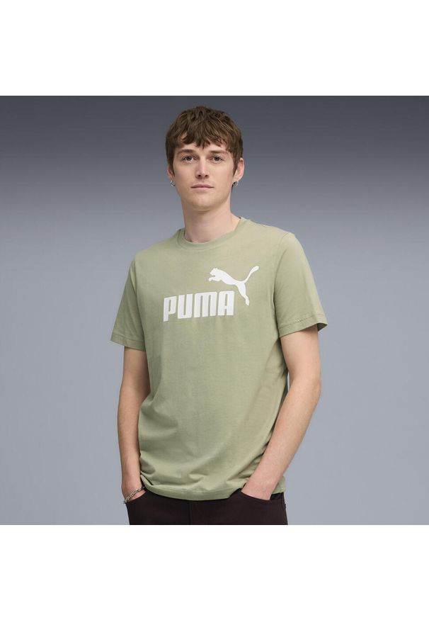 Puma - Męska koszulka ESS z logo No. 1 PUMA Lux Army Green. Kolor: zielony. Materiał: guma. Wzór: nadruk. Sport: bieganie, fitness