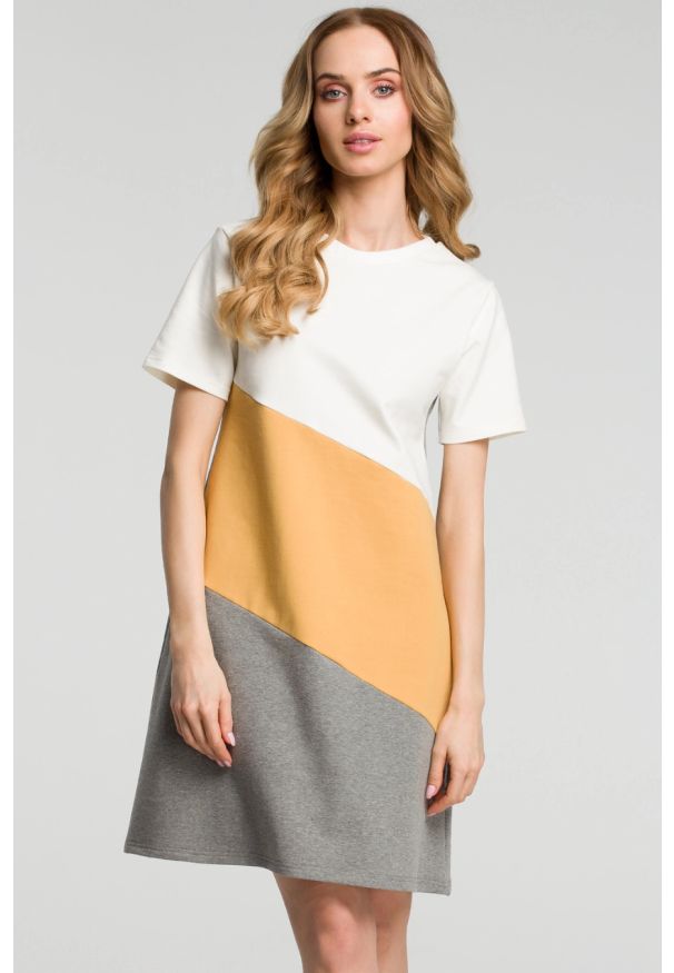 Sukienki.shop - Sukienka trapezowa bawełniana w paski krótki rękaw. Okazja: na co dzień, na plażę, na spacer. Materiał: bawełna. Długość rękawa: krótki rękaw. Wzór: paski. Sezon: wiosna, lato. Typ sukienki: trapezowe. Styl: wakacyjny, casual, klasyczny, sportowy. Długość: mini