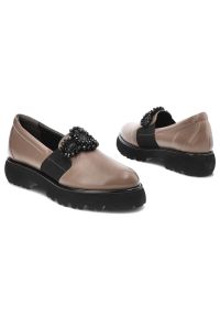 Brązowe Mokasyny Armodo Eleganckie Buty Damskie. Kolor: brązowy. Materiał: skóra. Wzór: aplikacja. Obcas: na obcasie. Styl: elegancki. Wysokość obcasa: średni #7