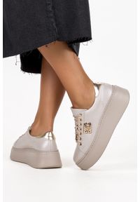 Casu - Beżowe sneakersy skórzane damskie na platformie z ozdobą sznurowane produkt polski casu ds-739. Kolor: beżowy. Materiał: skóra. Szerokość cholewki: normalna. Wzór: aplikacja. Obcas: na platformie #2