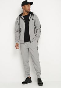 Born2be - Szare Spodnie Dresowe Typu Jogger z Kieszeniami Zdobione Nadrukami Mepessa. Okazja: na co dzień. Kolor: szary. Materiał: dresówka. Wzór: aplikacja, nadruk. Styl: casual #4