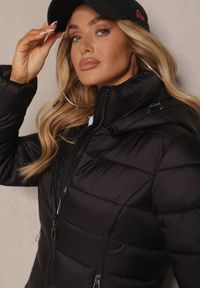 Renee - Czarna Kurtka z Odpinanym Kapturem Ozdobiona Pikowaniem Laosias. Okazja: na co dzień. Kolor: czarny. Materiał: jeans. Wzór: aplikacja. Styl: casual