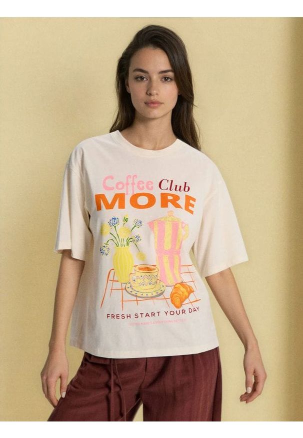 Sinsay - Bawełniana koszulka z motywem kawy i napisem „Coffee Club More” - kremowy. Kolor: kremowy. Materiał: bawełna. Wzór: napisy