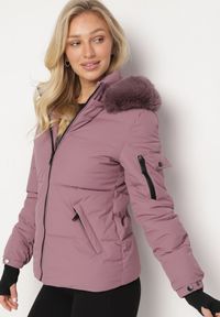 Born2be - Ciemnofioletowa Pikowana Kurtka z Odpinanym Kapturem z Futrem i Długimi Ściągaczami przy Rękawach Zintria. Okazja: na spacer. Kolor: fioletowy. Materiał: futro. Długość rękawa: długi rękaw. Długość: długie. Styl: elegancki #3