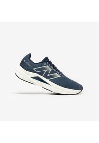 Buty do biegania męskie New Balance Fuelcell Propel V5. Kolor: wielokolorowy, czarny, biały. Materiał: włókno, kauczuk. Szerokość cholewki: normalna. Sport: bieganie