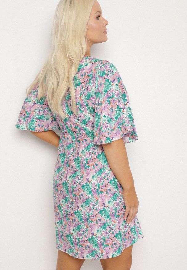 Born2be - Fioletowa Sukienka z Wiskozy Ściągana w Talii w Kwiaty Liranette. Okazja: na co dzień. Typ kołnierza: dekolt w serek. Kolor: fioletowy. Materiał: wiskoza. Wzór: kwiaty. Styl: casual, klasyczny, elegancki