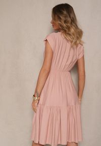 Renee - Ciemnoróżowa Rozkloszowana Sukienka z Wiskozy Linurea. Okazja: na co dzień. Kolor: różowy. Materiał: wiskoza. Styl: klasyczny, elegancki, casual