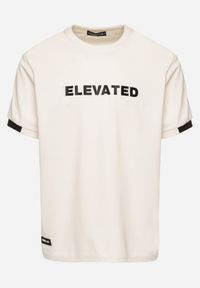 Born2be - Jasnobeżowa Koszulka T-shirt z Napisem ELAVATED Kolianis. Okazja: na co dzień. Kolor: beżowy. Wzór: napisy. Styl: klasyczny, casual #6